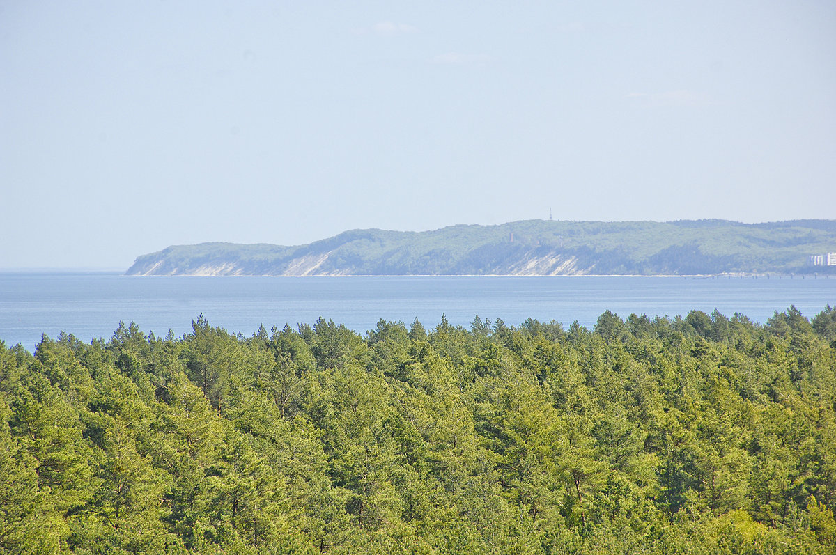 Die Ostsee und die Insel Wolin (Wollin) von der Küstenbatterie Goeben aus gesehen. Aufnahme: 7. Mai 2016.