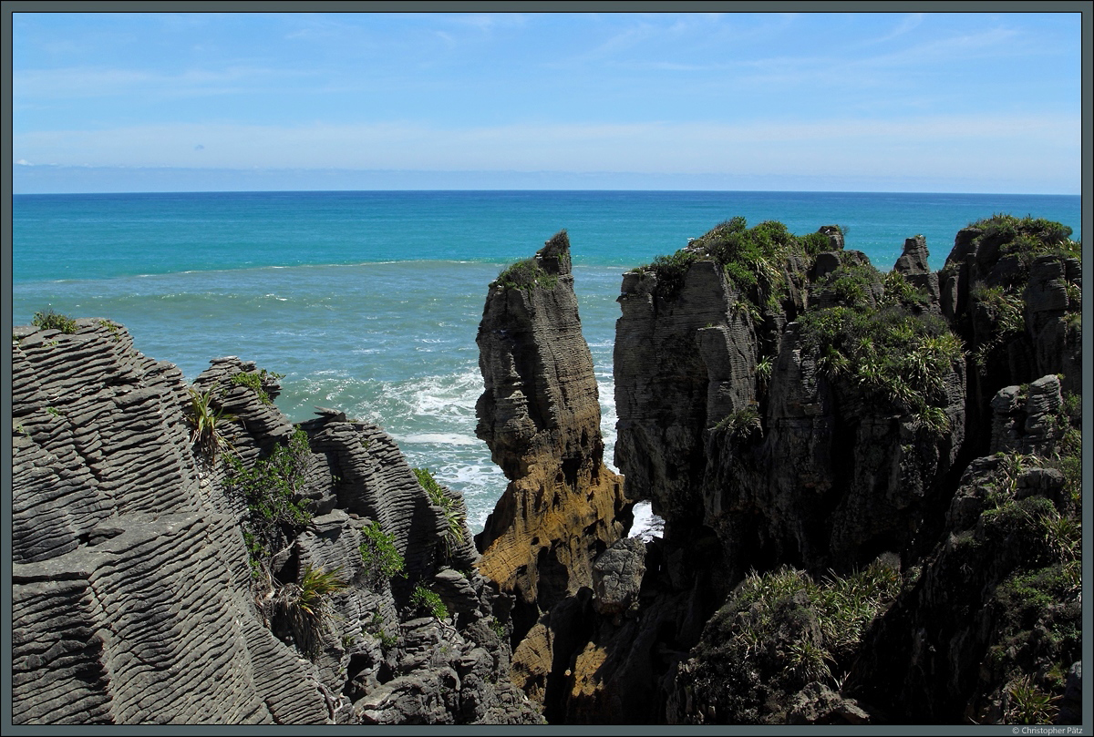 Die Pancake Rocks bei Punakaiki haben ihren Namen aufgrund des schichtförmigen Gesteins erhalten. Durch die Brandung entstanden zahlreiche Röhren und Löcher im Gestein, auch als Blowholes bezeichnet. (22.10.2016)
