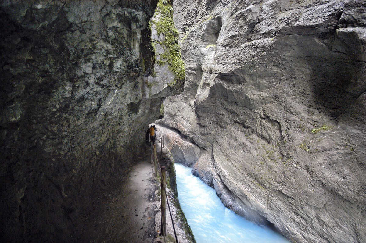 Die Partnachklamm ist eine 702 Meter lange und vom Wildbach Partnach teilweise über 80 Meter tief eingeschnittene Klamm im Reintal nahe Garmisch-Partenkirchen.  Aufnahme: Juli 2008.