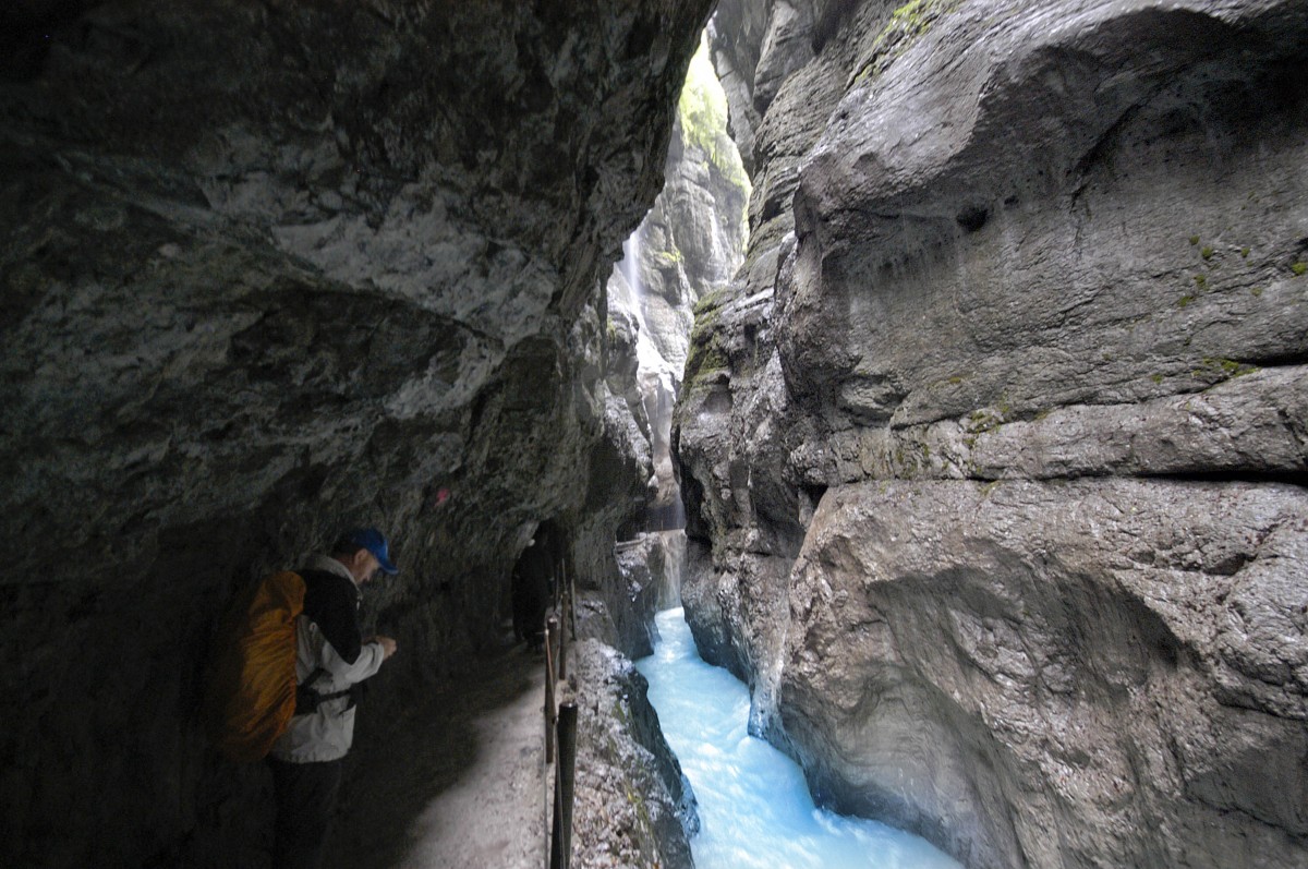 Die Partnachklamm nahe Garmisch-Partenkirchen entspringt im Reintalanger und ist der natürliche Abfluss des Schneeferners, dem Rest eines eiszeitlichen Gletschers auf dem Zugspitzplatt. Aufnahme: 2008.