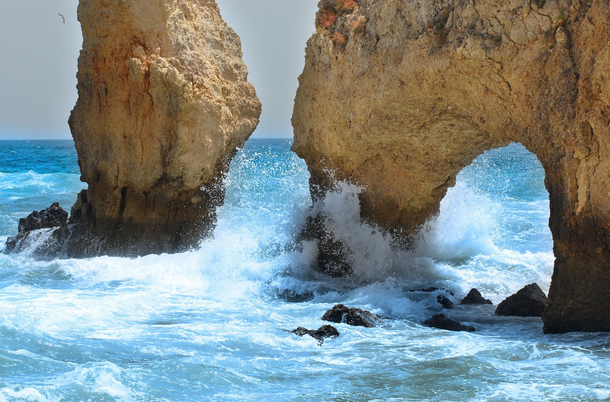 Die Ponta da Piedade ist die Spitze einer steilen Landzunge, die in den Atlantik ragt, eine 20 Meter hohe Felsklippenlandschaft mit versteckten Stränden und Buchten, zwei Kilometer südlich/südwestlich von Lagos (Portugal) . Aufnahme: Juli 2010.