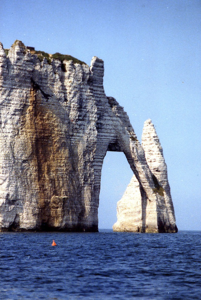 Die Porte d’Aval am Seebad Étretat  im Département Seine-Maritime. Aufnahme: Juni 1985 (Bild vom Negativ).