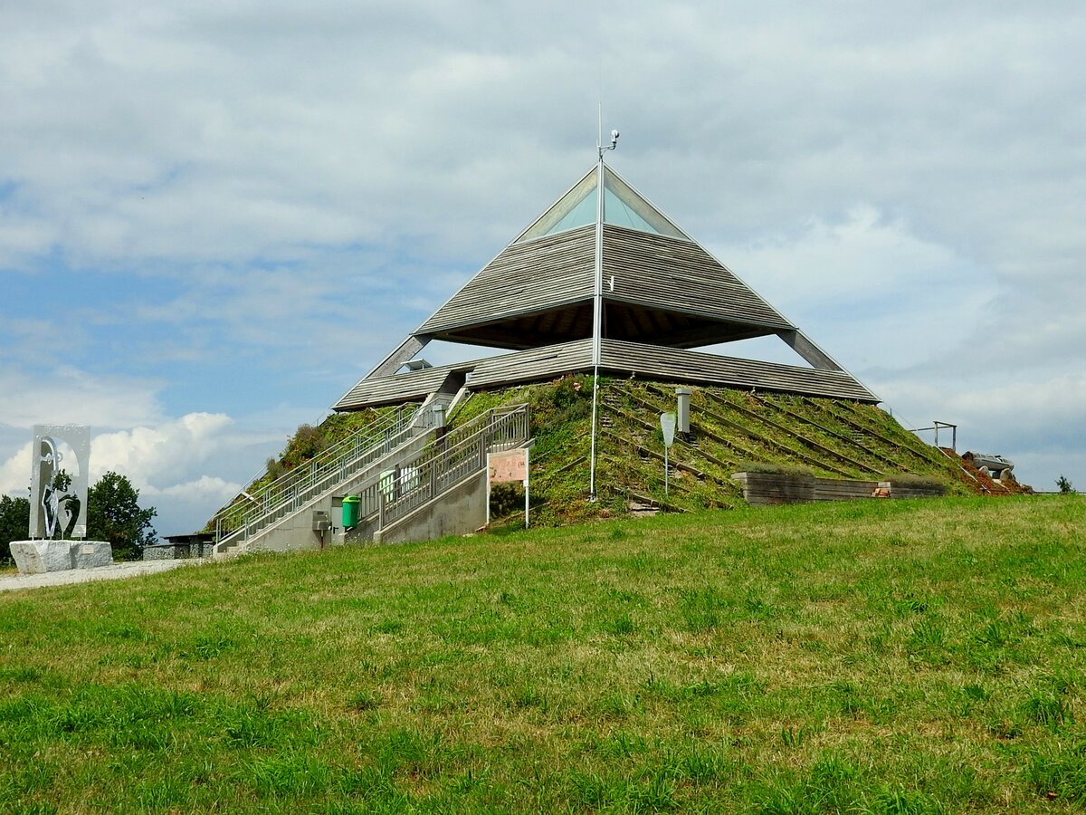 Die PYRAMIDE am Etzinger-Hügel, entlang des Donausteiges u. Römerweg lädt Besucher  am Weg zum Ich  zur Meditation ein; 220814