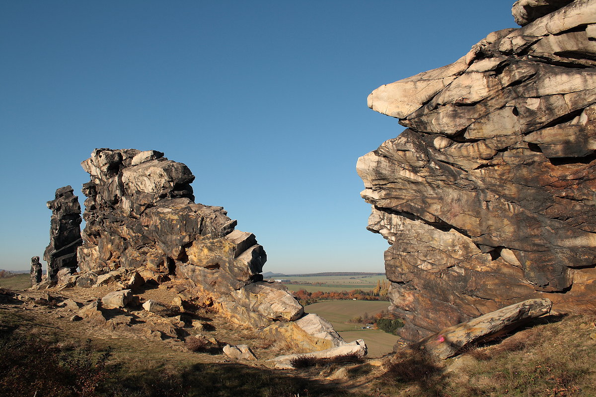 Die rätselhaften und bizarren Figuren und Türme mit der  Langen Wand  am Königsstein, einem Teil der Teufelsmauer bei Neinstedt; Aufnahme vom Nachmittag des 03.11.2015 auf dem Teufelsmauerstieg. Kein Wunder, dass die Menschen früherer Zeiten und Jahrhunderte sich die Entstehung dieser geheimnisvollen und merkwürdigen Felsgebilde nicht erklären konnten und Märchen und Sagen erfanden und von Generation zu Generation weiter erzählten...