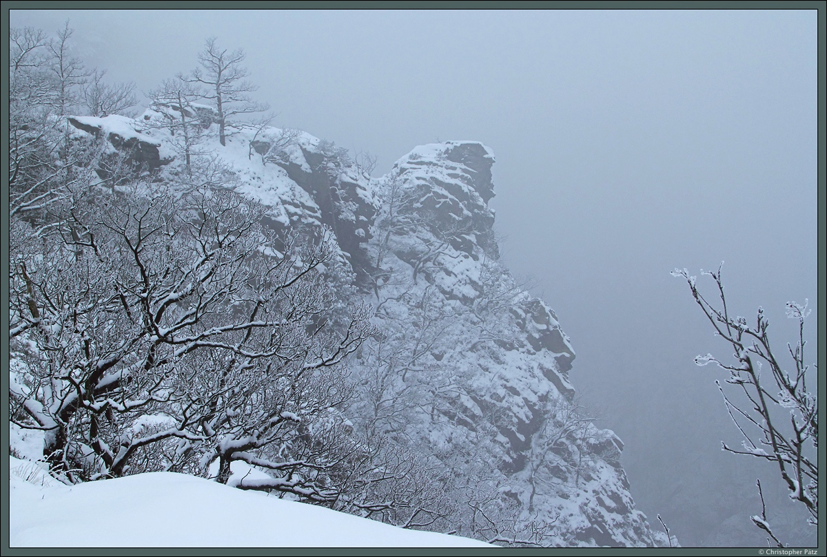 Die Roßtrappe erhebt sich bei Thale über das Bodetal. Am frostigen 06.01.2016 sind die Felsen in Nebel gehüllt, sodass sich der gegenüberliegende Hexentanzplatz nicht erkennen lässt.