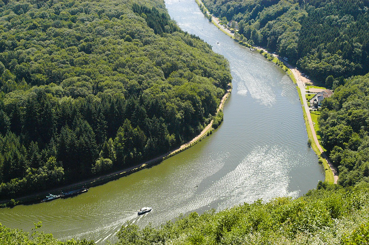 Die Saar vom Aussichtspunkt Cloef (Orscholz) aus gesehen. Aufnahme: Juli 2007.