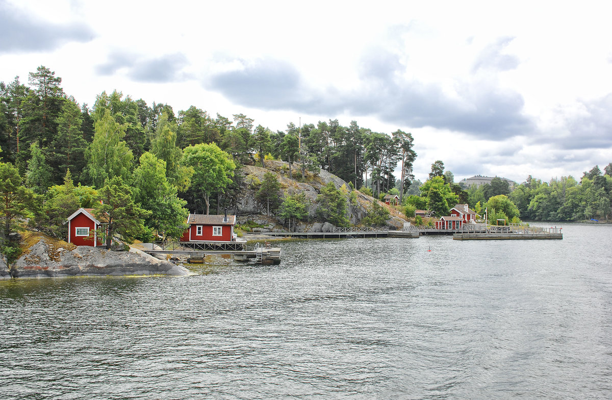 Die Schärenküste von Skarpö östlich von Stockholm. Der Abstand zu der Nachbarinsel Stegesund ist nur 100 Meter.
Aufnahme: 26. Juli 2017.