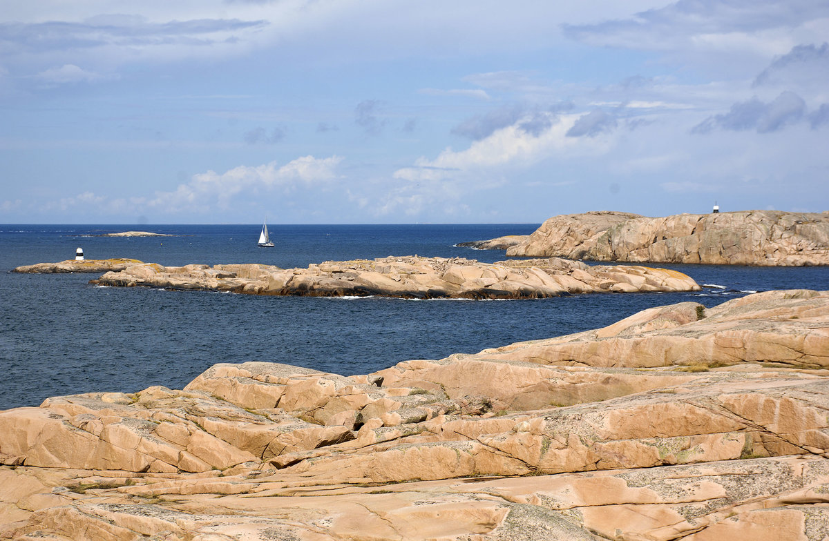 Die Schärenküste vor der Insel Hållö. Die Insel ist mit dem Boot von der Ortschaft Mögen zu erreichen und bietet hervorragende bademöglichkeiten.
Aufnahme: 2. August 2017.