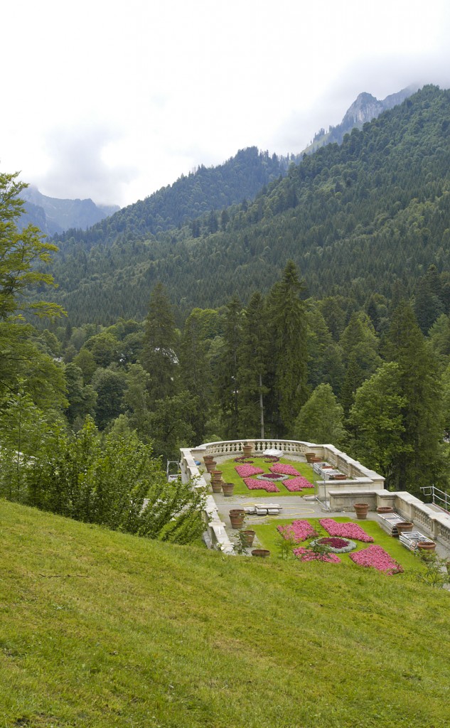 Die Schlossanlage Linderhof mit den Bergen im Hintergrund. Aufnahme: Juli 2008.