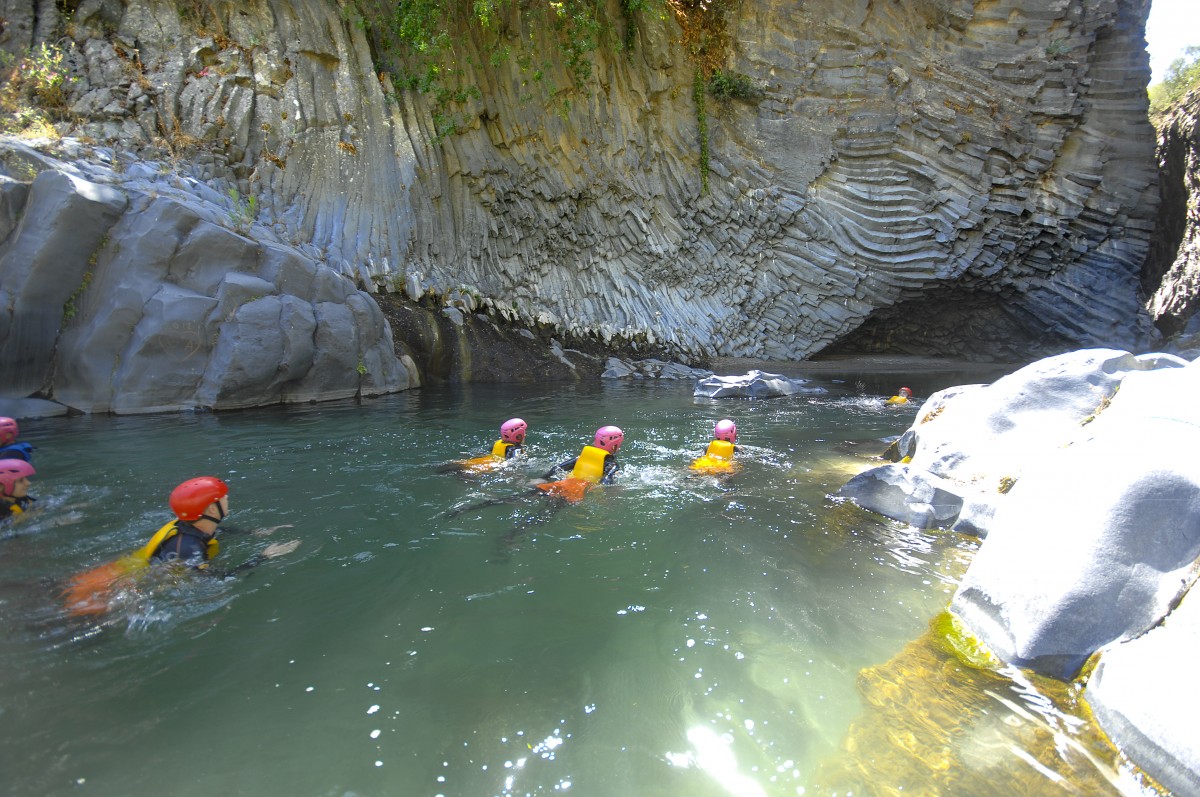 Die Schluchten Gole dell’Alcantara  am Fluss Alcantara auf Sizilien. Aufnahme: Juli 2013.