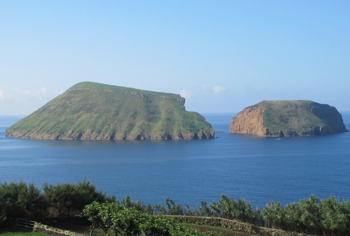 Die sogenannten Ziegenfelsen vor der Küste der Azoren-Insel Terceira am 30.07.2023.