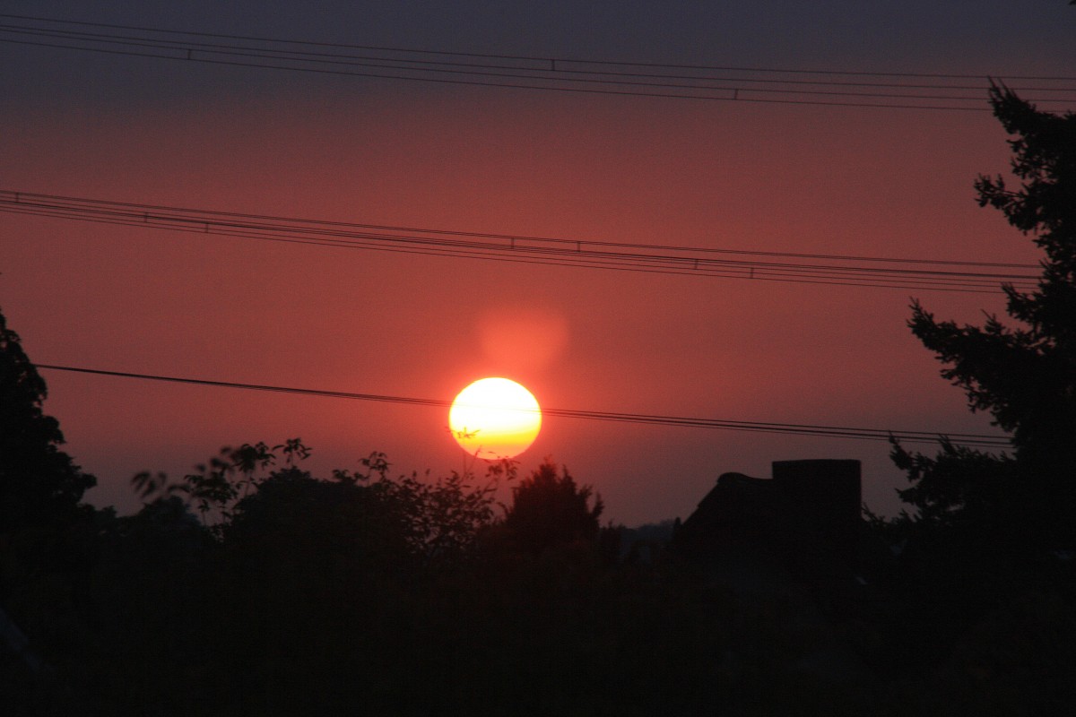 Die Sonne scheint am Abendhimmel in Kohlscheid-Bank am Abend vom 7.10.2013.