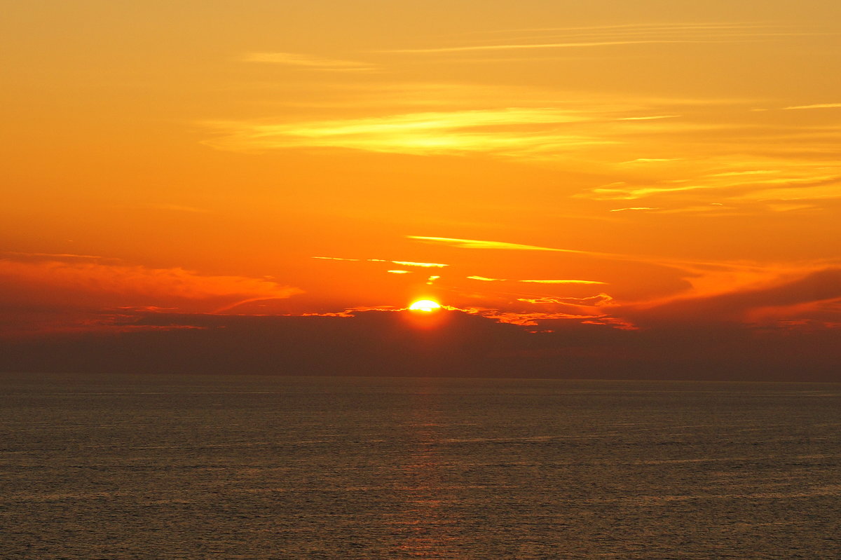 Die Sonne versinkt im Tyrrhenischen Meer vor der Küste von Viareggio, 05.09.2018.