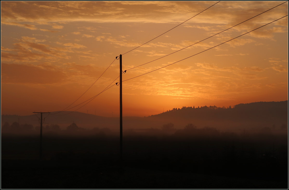 Die Sonne ist wieder verschwunden -

Obwohl es kurz nach Sonnenaufgang war, hat sich die Sonne wieder hinter der Schurwaldhöhe versteckt. Im Bild davor war sie noch zusehen. Grund ist kleiner Standortwechesel des Fotografen. 

Zwischen Kernen-Rommelshausen und Weinstadt-Endersbach.

09.11.2020 (M)