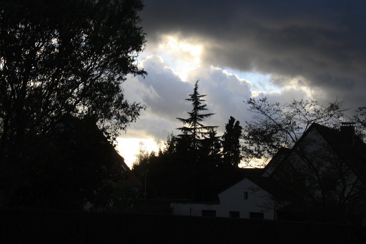 Die Sonne in einer Wolke am Abendhimmel in Kohlscheid-Bank am Abend vom 29.10.2013.