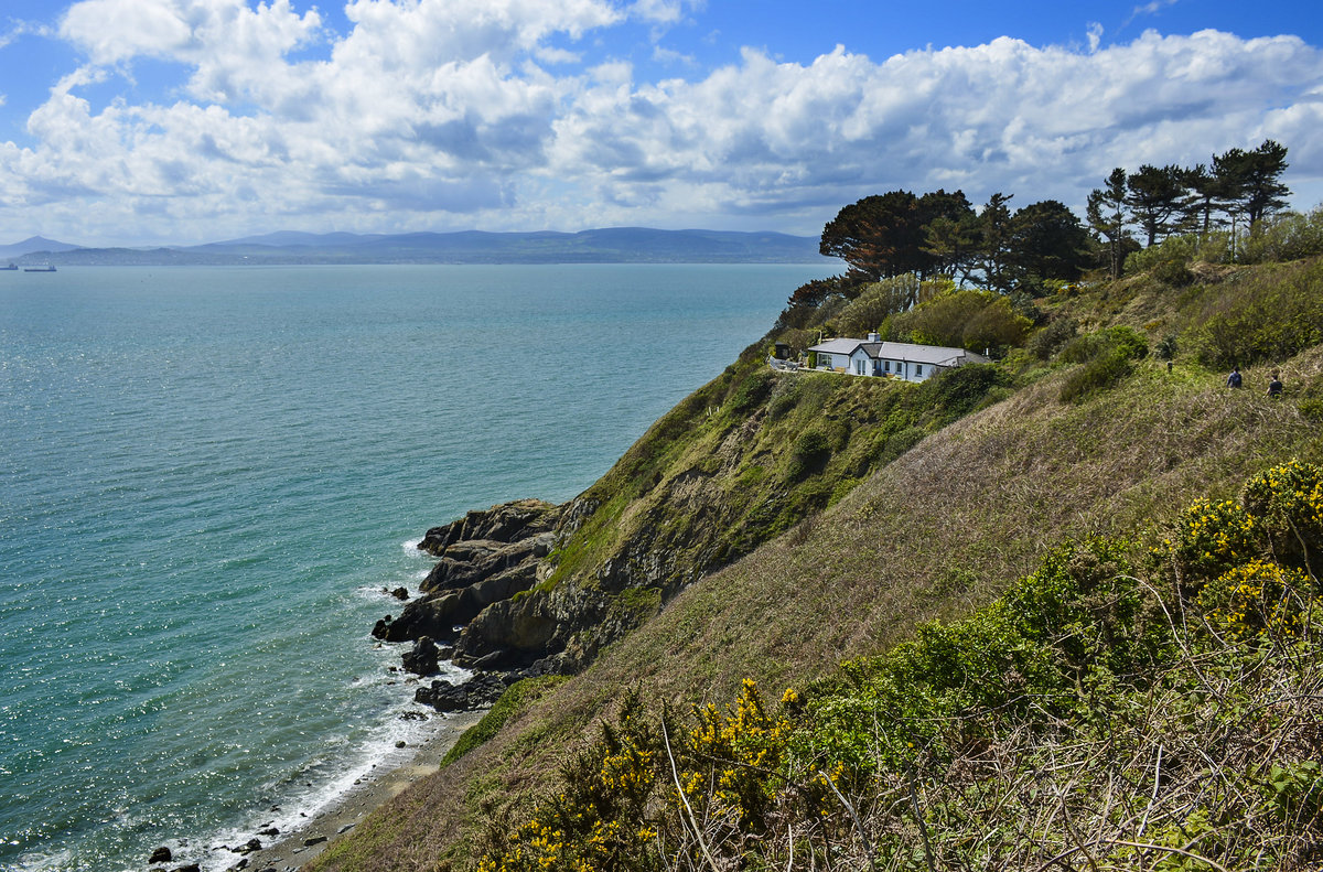 Die steile Küste auf der Halbinsel von Howth und die Aussicht vom Cliffwalk über das Meer sind fantastisch. Insbesondere die Sicht zum Bailey's Lighthouse ist wunderschön. Aufnahme: 12. Mai 2018.