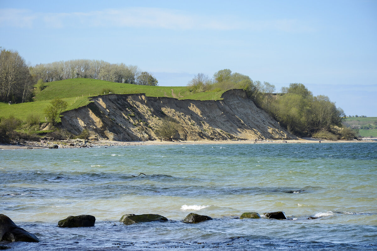 Die Steilküste am Stensigemose an der Ostseite von Broagerland (Nordschleswig/Sønderjylland). Aufnahme: 22. April 2024.