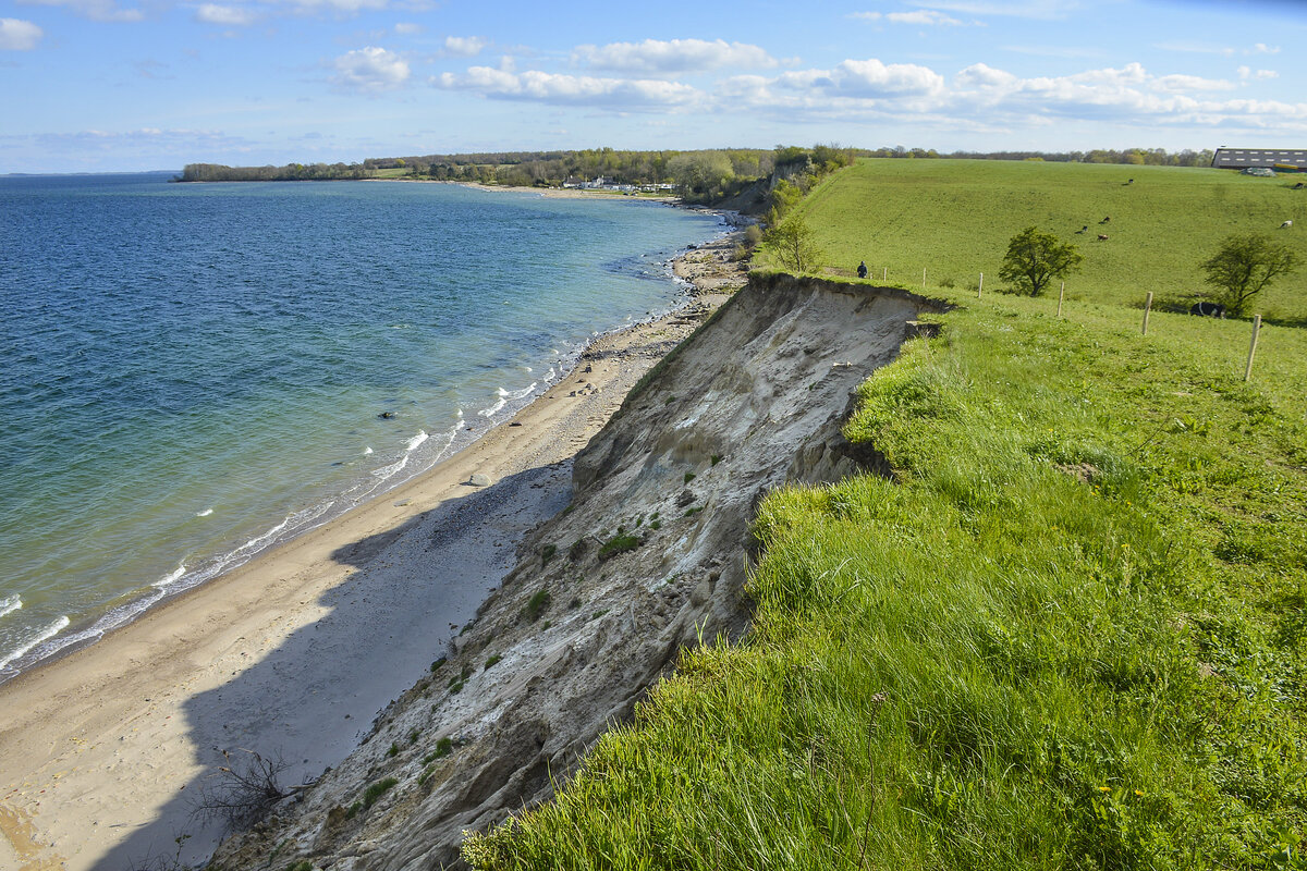 Die Steilküste an der Ostküste von Broagerland (Nordschleswig/Sønderjylland). Aufnahme: 22. April 2024.