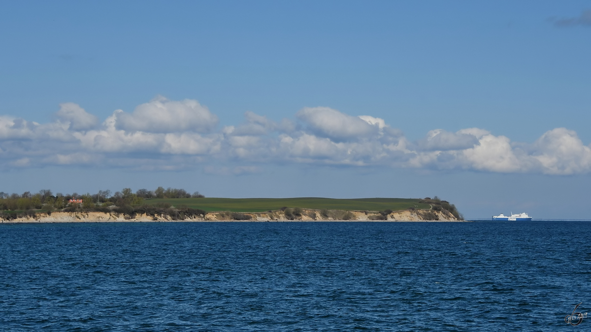 Die Steilküste an der Ostsee bei Boltenhagen. Im Hintergrund verlässt eine Fähre den Hafen von Travemünde. (April 2019)