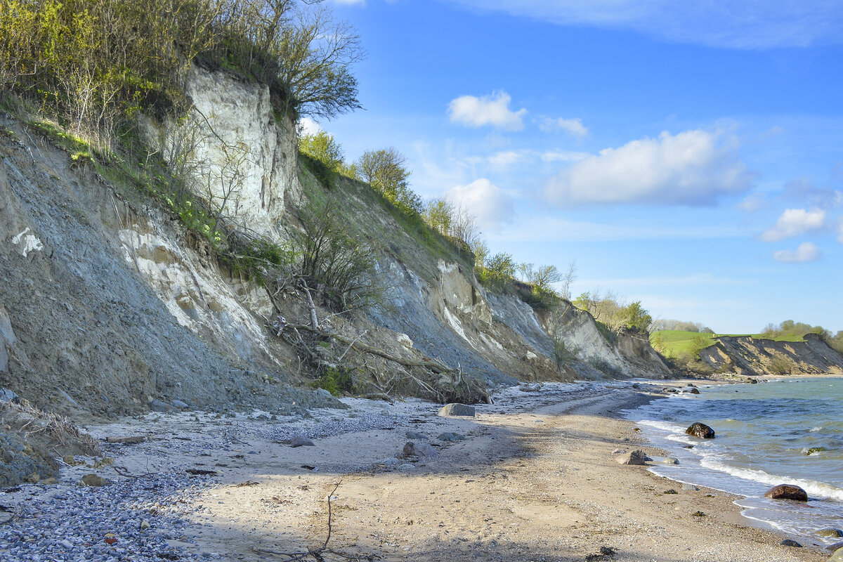 Die Steilküste bei Stensigmose auf der Halbinsel Broagerland (Nordschleswig/Sønderjylland). Aufnahme: 22. April 2024.