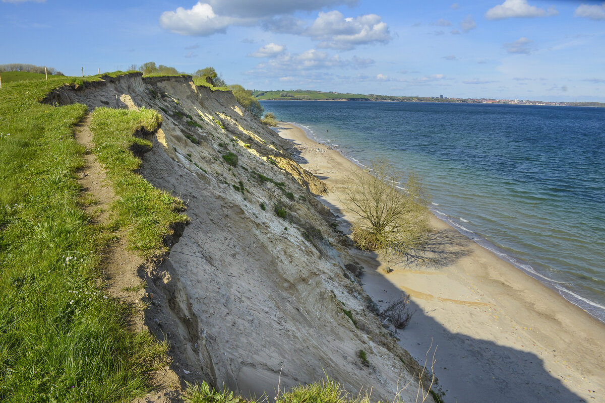 Die Steilküste bei Stensigmose auf der Halbinsel Broagerland (Nordschleswig/Sønderjylland). Ein Teil des Gendarmenweges ist verschwunden, wo ein Teil des Felsens abgerutscht ist. Aufnahme: 22. April 2024.