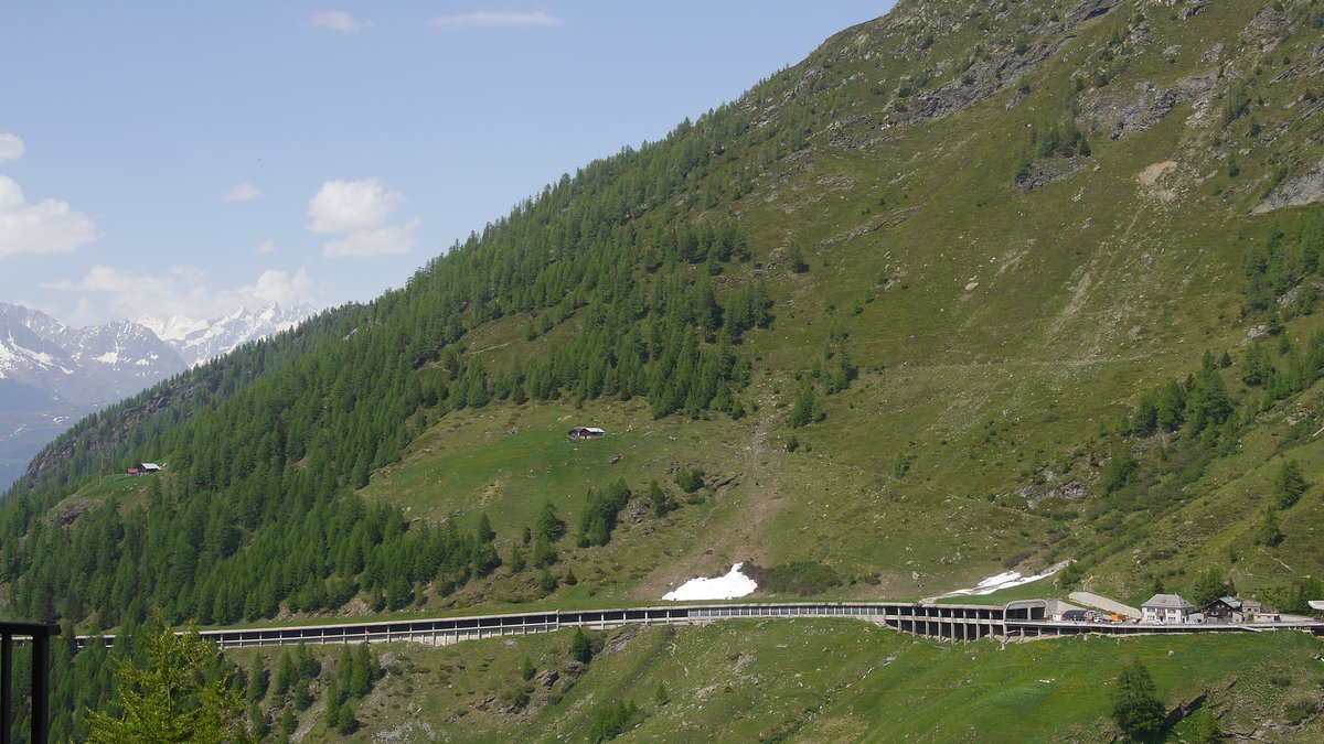 Die Straße zwischen Simplonpass (2.005 m) und Brig (684 m) ist mit einer Lawinengalerie/ Lawinenverbauung gesichert; 10.06.2014
