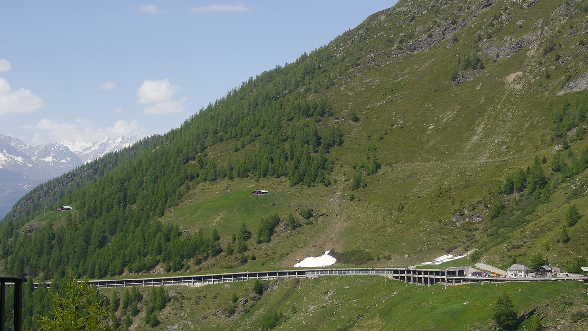 Die Straße zwischen Simplonpass (2.005 m) und Brig (684 m) ist mit einer Lawinengalerie/ Lawinenverbauung gesichert; 10.06.2014
