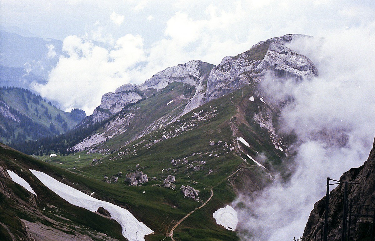 Die südliche Seite des Pilatus-Massivs südlich von Luzern. Aufnahme: Juli 1984 (digitalisiertes Negativfoto).