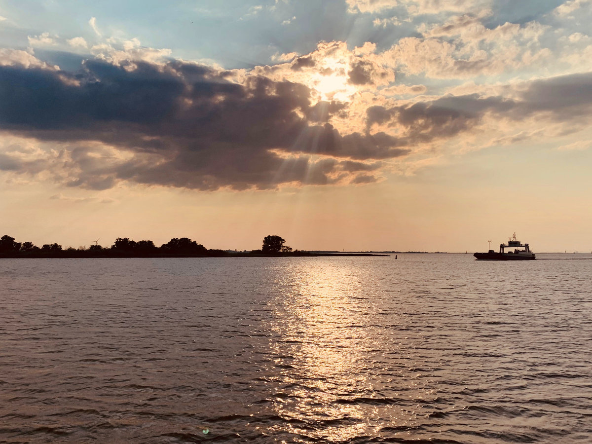 Die Unterelbe zwischen Glückstadt in Schleswig-Holstein und Wischhafen in Niedersachsen. Aufnahme: 26. Juni 2020.