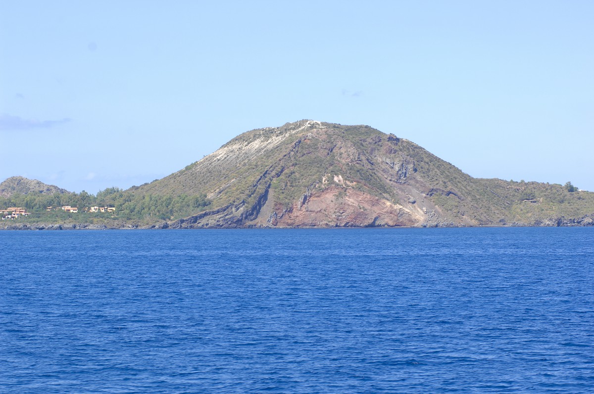 Die Vulkaninsel Vulcano vom Boot aus gesehen. Aufnahme Juli 2013.