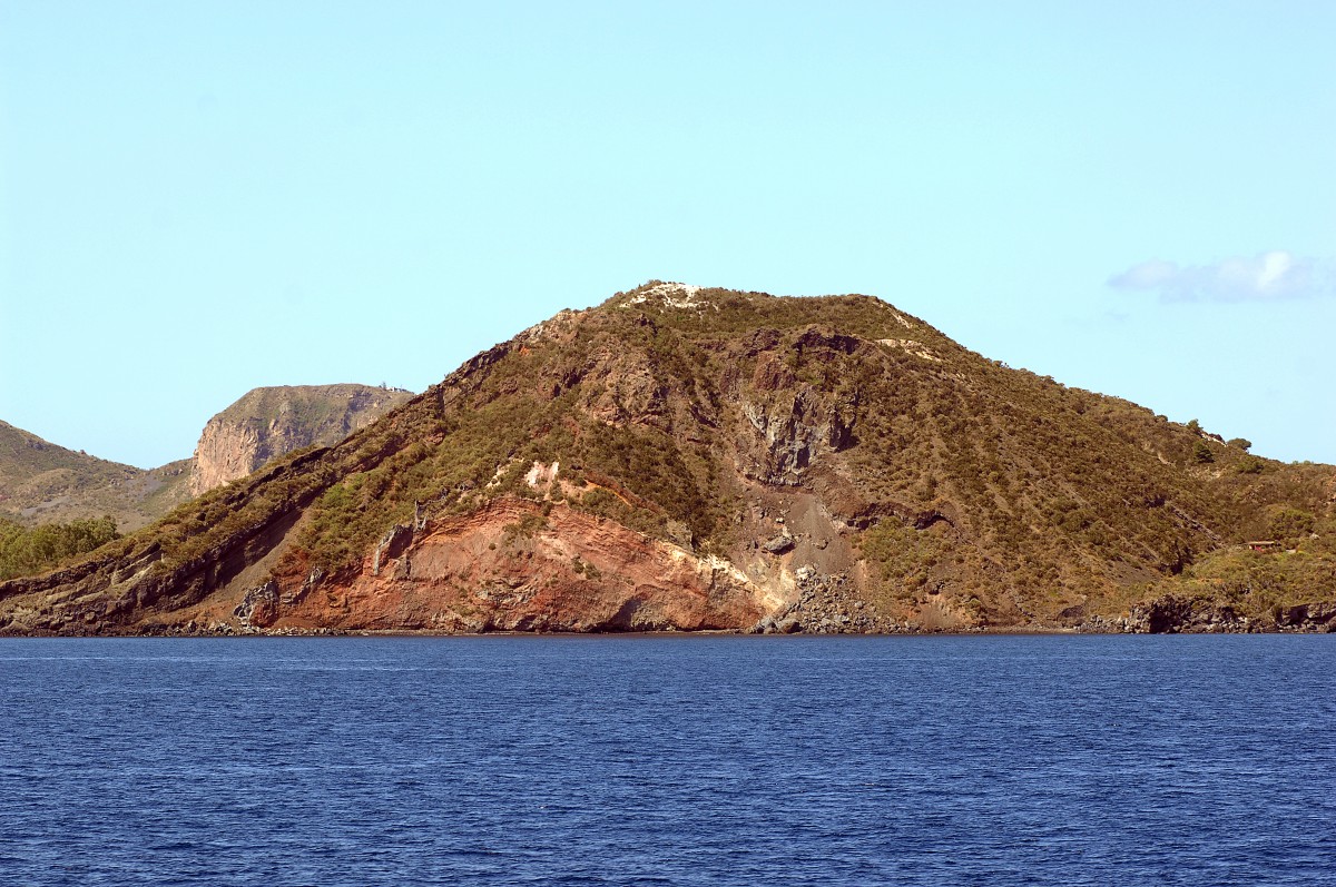 Die Vulkaninsel Vulcano im Tyrrhenischen Meer. Aufnahme: Juli 2013.