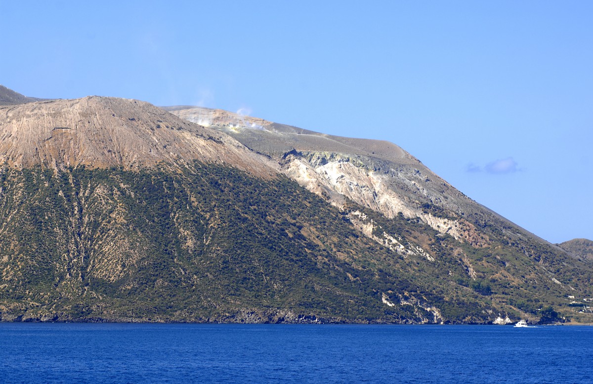 Die Vulkaninsel Vulcano im Tyrrhenischen Meer. Aufnahme: Juli 2013.