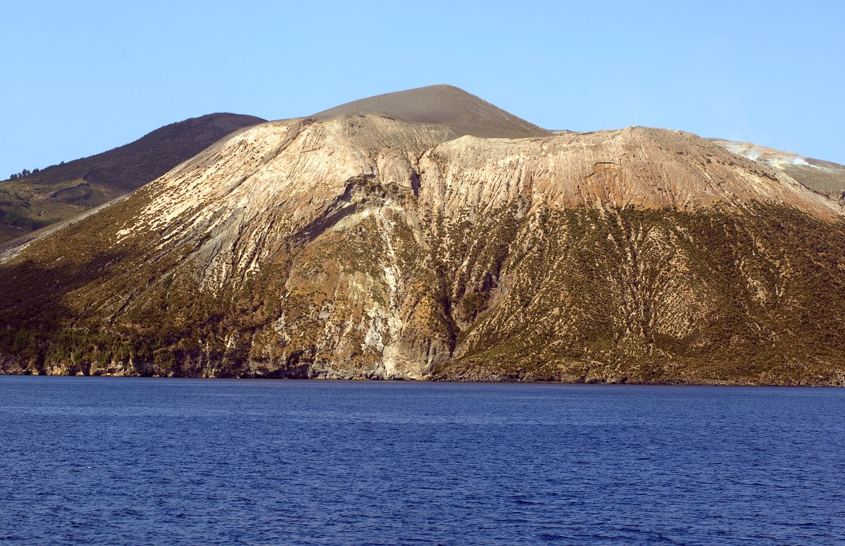 Die Vulkaninsel Vulcano im Tyrrhenischen Meer. Aufnahme: Juli 2013.