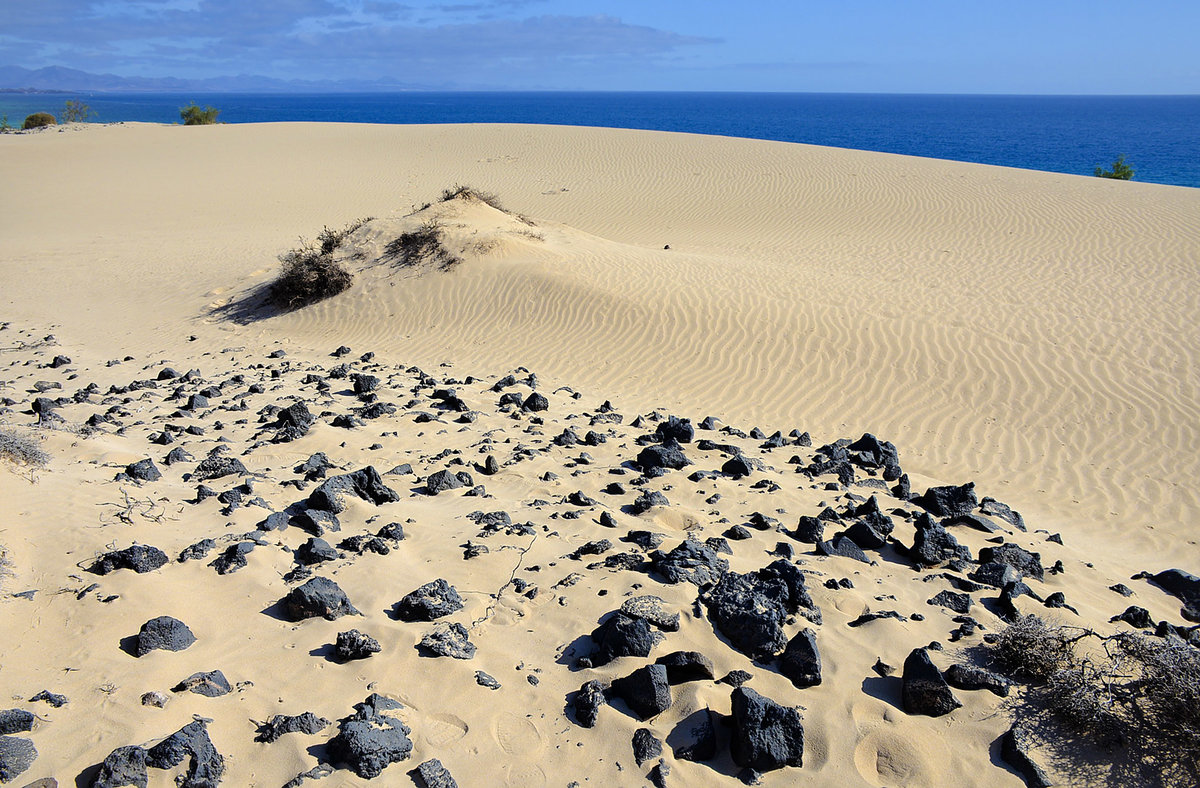 Die Wanderdünen von Corralejo - Im Norden von Fuerteventura erstreckt sich unweit des Touristenzentrums Corralejo über eine Fläche von rund 24 Quadratkilometern das Dünengebiet El Jable mit den einzigartigen Wanderdünen von Corralejo.
Aufnahme: 19. Oktober 2017.