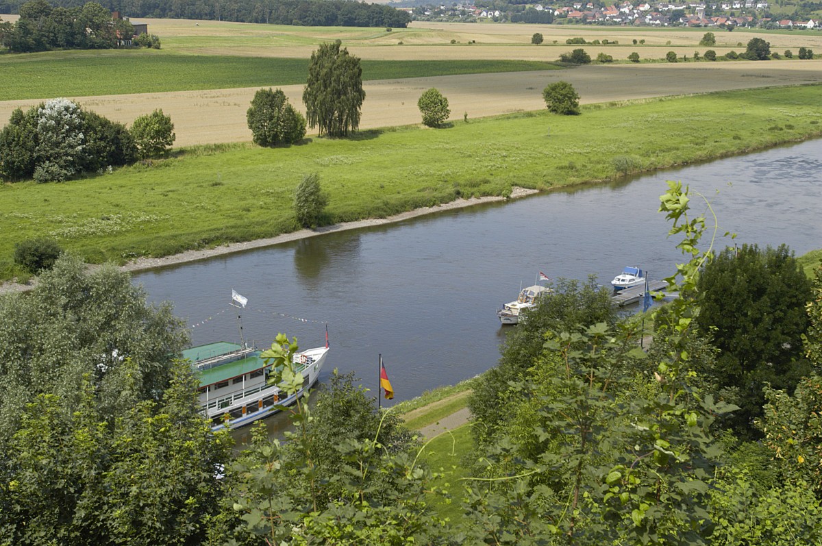 Die Weser vom Bergfried in Polle aus gesehen. Aufnahme: Juli 2007.