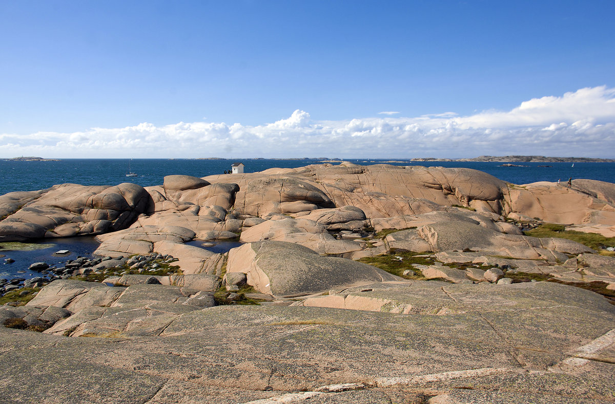 Die Westküste und der Scherengarten Scwedens sind gesäumt von rotbraun-farbeben Granitschären - wie hier südlich vom Galleberget vor der Stadt Lysekil. Aufnahme: 4. August 2017.