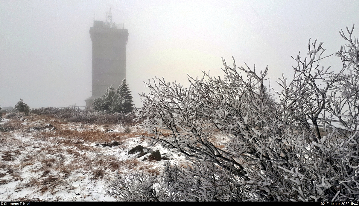 Die Wetterstation auf dem Brocken (links) meldet: -2 °C und Windböen von bis zu 100 km/h.
(Smartphone-Aufnahme)
[2.2.2020 | 11:44 Uhr]