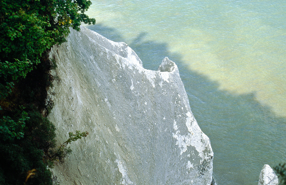 Die Wissower Klinken im Nationalpark Jasmund auf Rügen - Entstanden sind die Kreidefelsen übrigens aus kalkhaltigen Schalen, Skeletten und Panzern von Kleinlebewesen vor mehr als 50 Millionen Jahren. Bild vom Dia. Aufnahme: August 2001.