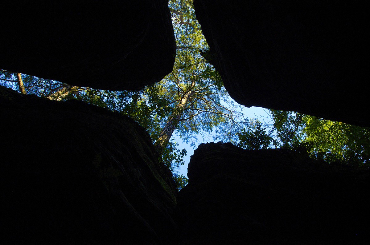 Die Wolfsschlucht bei luxemburgischen Berdorf  ist eine steil abfallende, glatte Felsspalte, durch die sich der Wanderweg windet. Früher fand der Wolf in diesen chaotischen Felsen bei Gefahr einen idealen Zufluchtsort. Blick von unten nach oben. Aufnahme: August 2007.