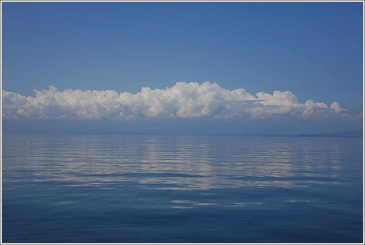 Die Wolkenwand bietet mit ihrem Spiegelbild eine eindrucksvolle Stimmung auf dem Genfersee.
(09.05.2022)