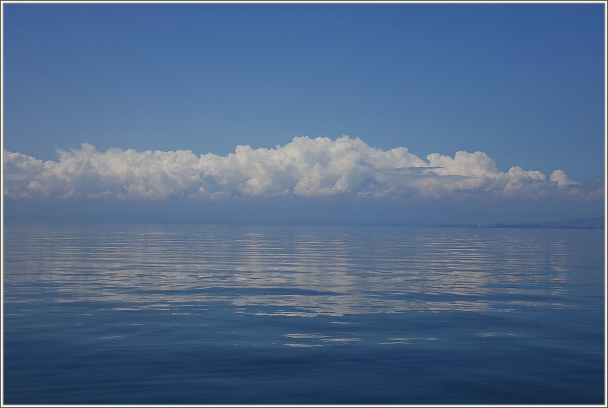 Die Wolkenwand bietet mit ihrem Spiegelbild eine eindrucksvolle Stimmung auf dem Genfersee.
(09.05.2022)