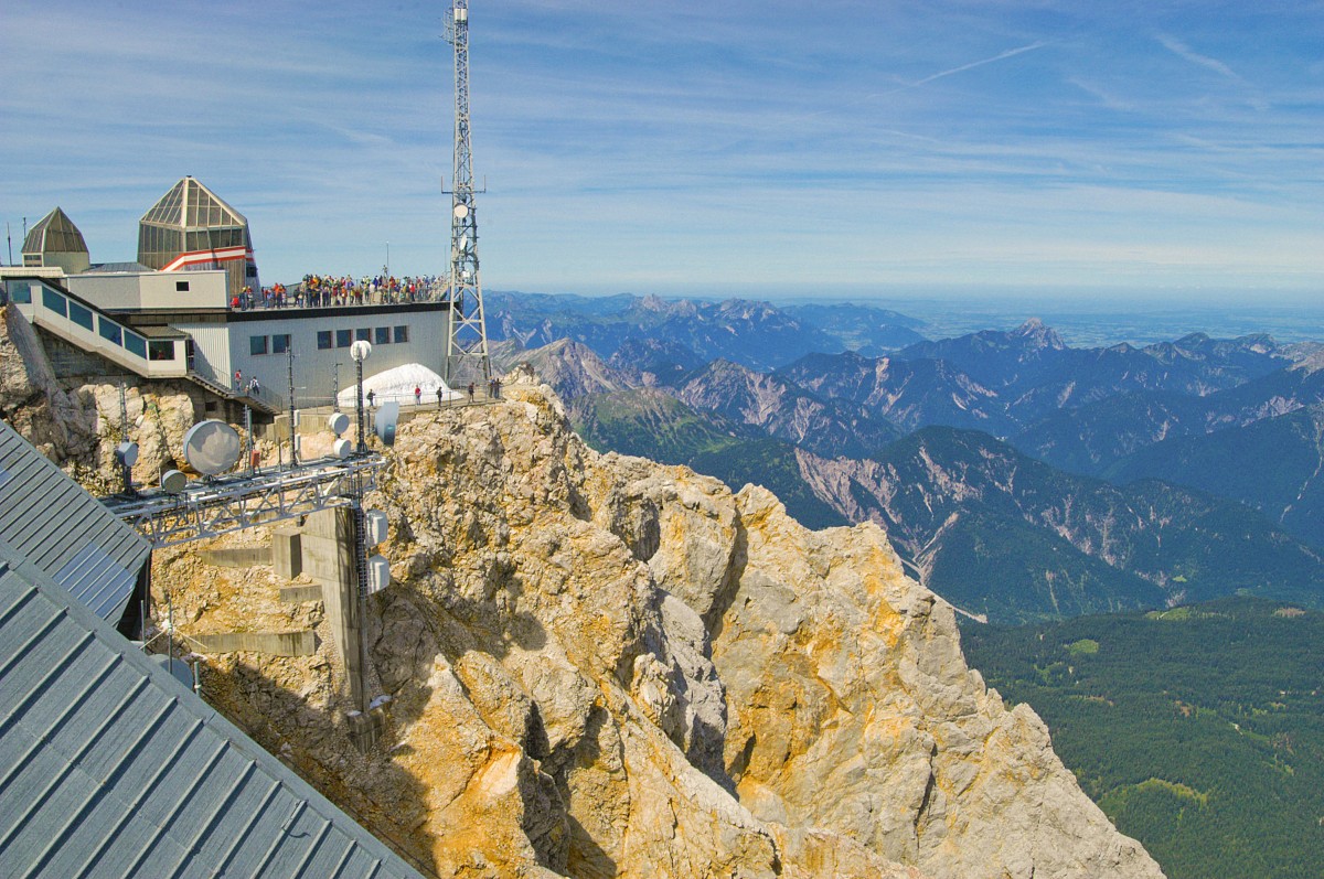 Die Zugspitze mit Meteorologischer Station und Sendemastanlage. Aufnahme: August 2008.