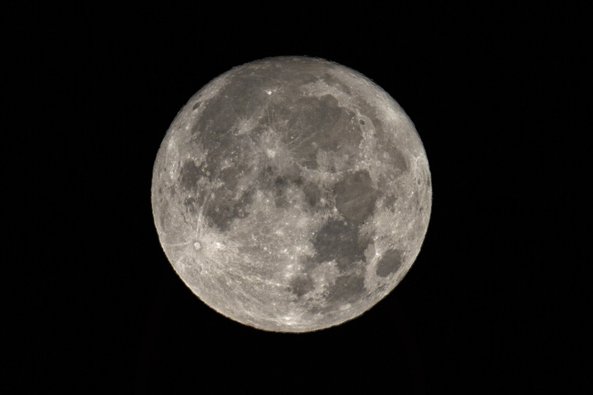 Dies ist der Supermond vom 14.11.2016, er soll der Erde seit 70 Jahren nicht so nah gekommen sein.