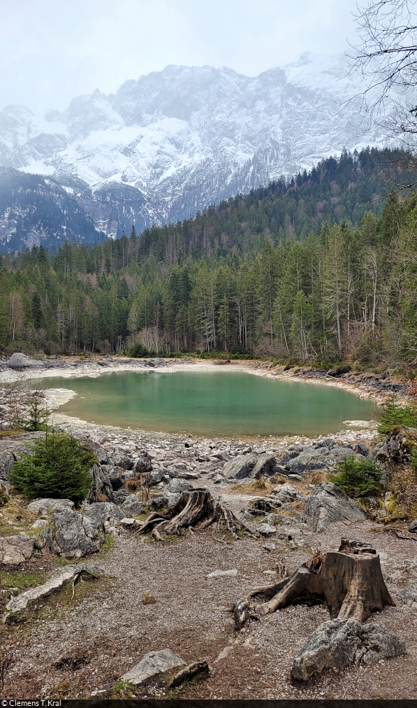 Direkt an den Eibsee grenzt der deutlich kleinere Frillensee im Wettersteingebirge und ermöglicht einen Blick Richtung Zuspitze. Am Mittag dieses Samstages war die Sicht allerdings besser.

🕓 15.4.2023 | 17:32 Uhr