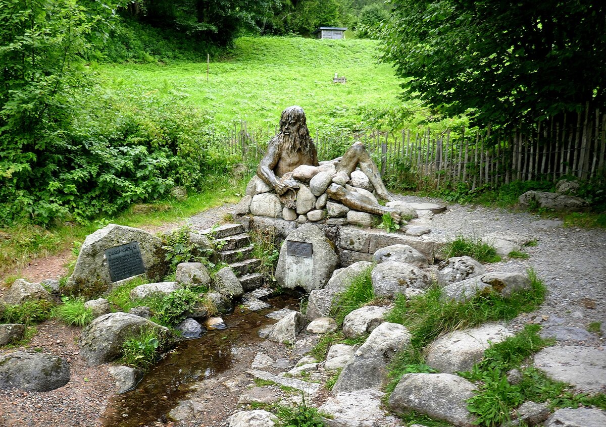 Donauquelle, nahe Furtwangen im mittleren Schwarzwald, hier in 1078m entspringt die Breg, der Hauptquellfluß der Donau, Juli 2025