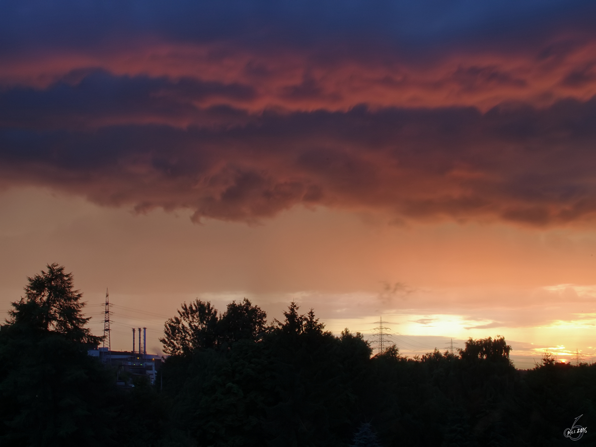 Dramatische Stimmung über dem Ruhrgebiet. (Bochum, Juli 2009)