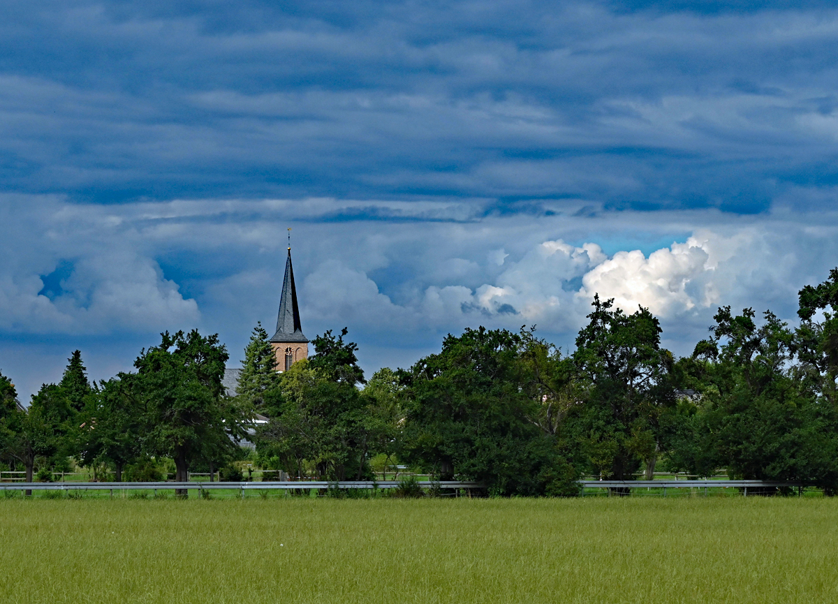 Düstere Wolken über Eu-Stotzheim und der St. Martin-Kirche - 20.08.2021