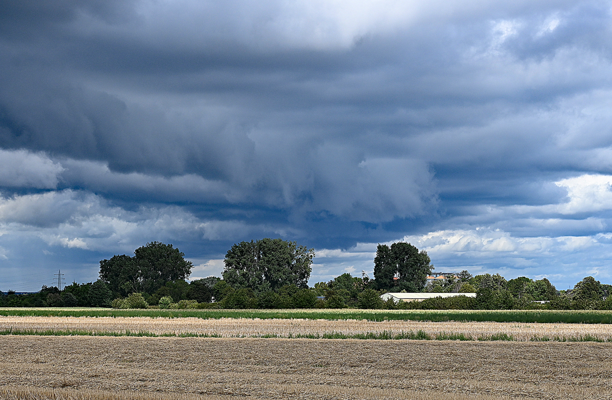 Düstere Wolkenbildung in der Eifel kündigen Regen an - 26.08.2023