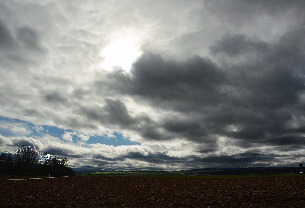 Düstere Wolkenstimmung über der Voreifel bei Euskirchen - 22.02.2014