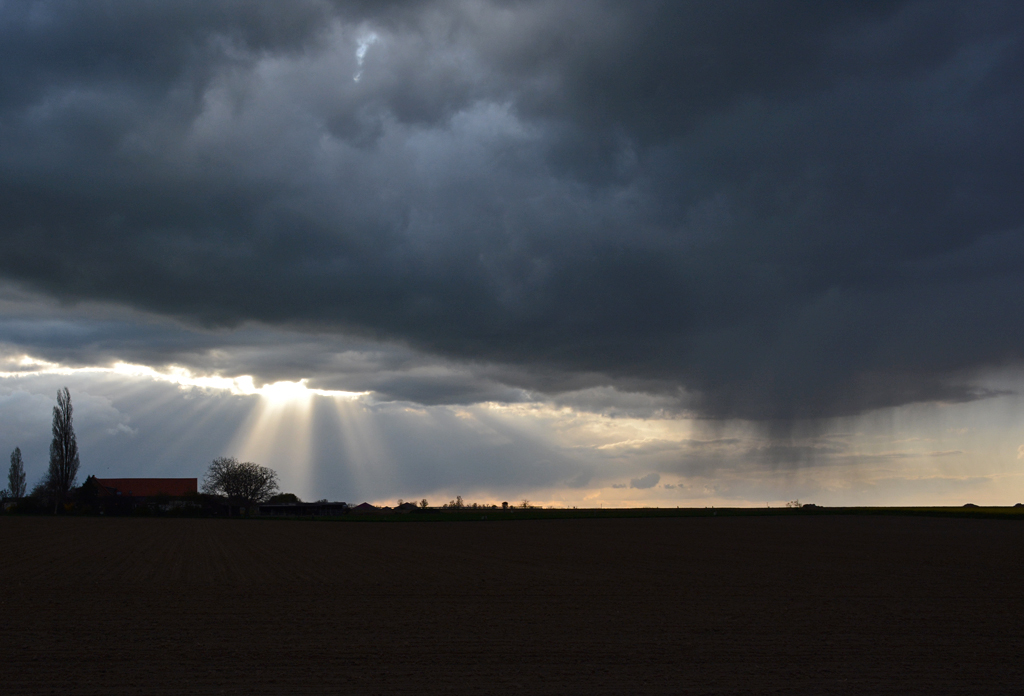 Dunkle Wolken, Regenschauer und dazwischen Sonnenstrahlen....Aprilwetter eben...bei Euskirchen - 23.04.2016